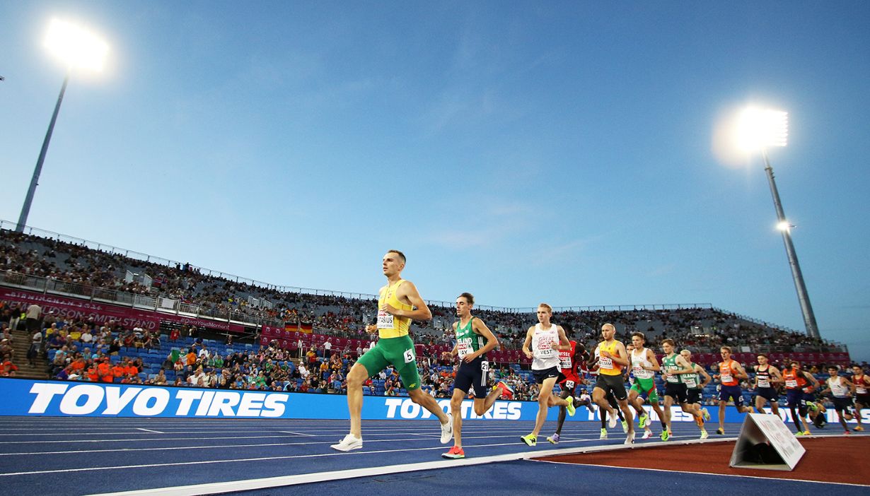 EA Athleten auf der Laufbahn beim 3000m Stadionlauf im Stadion Birmingham im Hintergrund der Toyo Tires Schriftzug als Bande